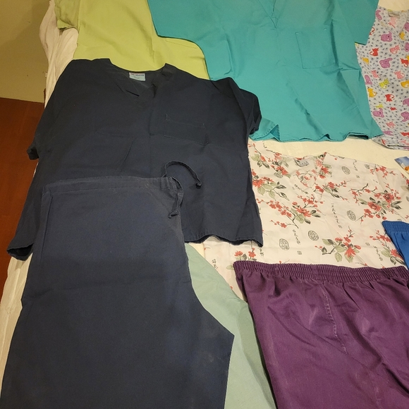 Scrubs a variety some mediums, large and xl - Picture 12 of 16
